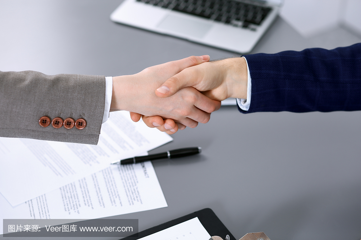 商務人士握手,結束會議。文件簽署,協(xié)議和律師咨詢概念